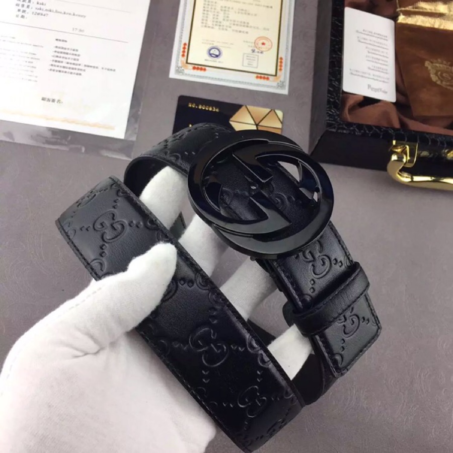 Gucci Signature皮革精制而成，触感厚实，底部也是黑色皮。宽度3.8cm，手感超好，永恒而经典！ /