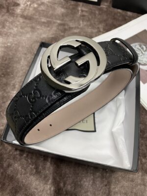 P100 ：配送专柜全套礼盒包装🎁。古驰：原单头层牛皮压G面，内衬头层牛皮树膏磨砂底，搭配原单扣.原单皮料定制，专柜宽度 /