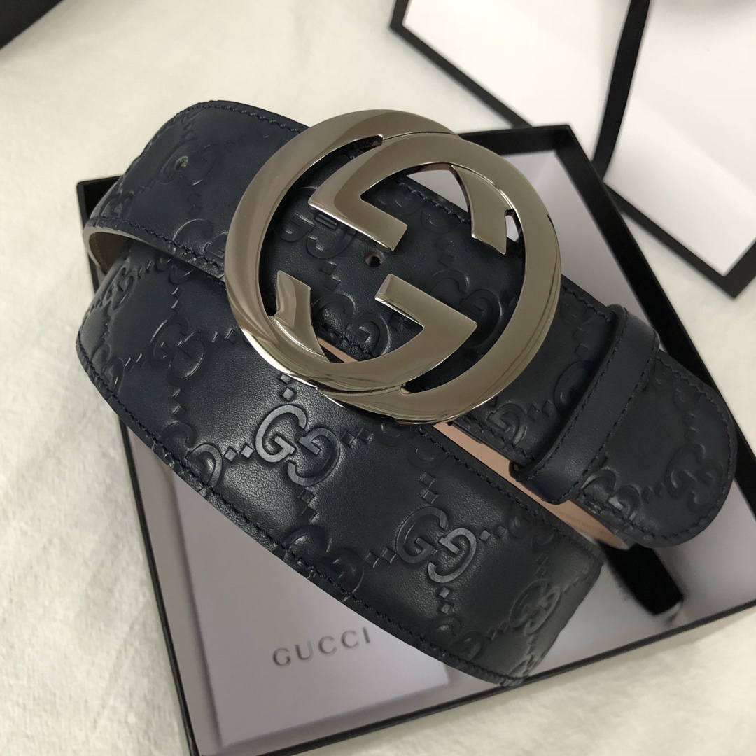 GUCCI 经典互扣式双G带扣腰带，采用热压印技术的Gucci Signature皮革精制而成，触感厚实，印花图案清晰分明，搭配钯色金属配件。品质如此可见 /