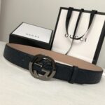 GUCCI 经典互扣式双G带扣腰带，采用热压印技术的Gucci Signature皮革精制而成，触感厚实，印花图案清晰分明，搭配钯色金属配件。品质如此可见 /