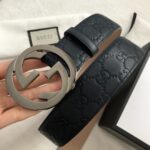 GUCCI 经典互扣式双G带扣腰带，采用热压印技术的Gucci Signature皮革精制而成，触感厚实，印花图案清晰分明，搭配钯色金属配件。品质如此可见 /