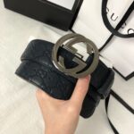 GUCCI 经典互扣式双G带扣腰带，采用热压印技术的Gucci Signature皮革精制而成，触感厚实，印花图案清晰分明，搭配钯色金属配件。品质如此可见 /