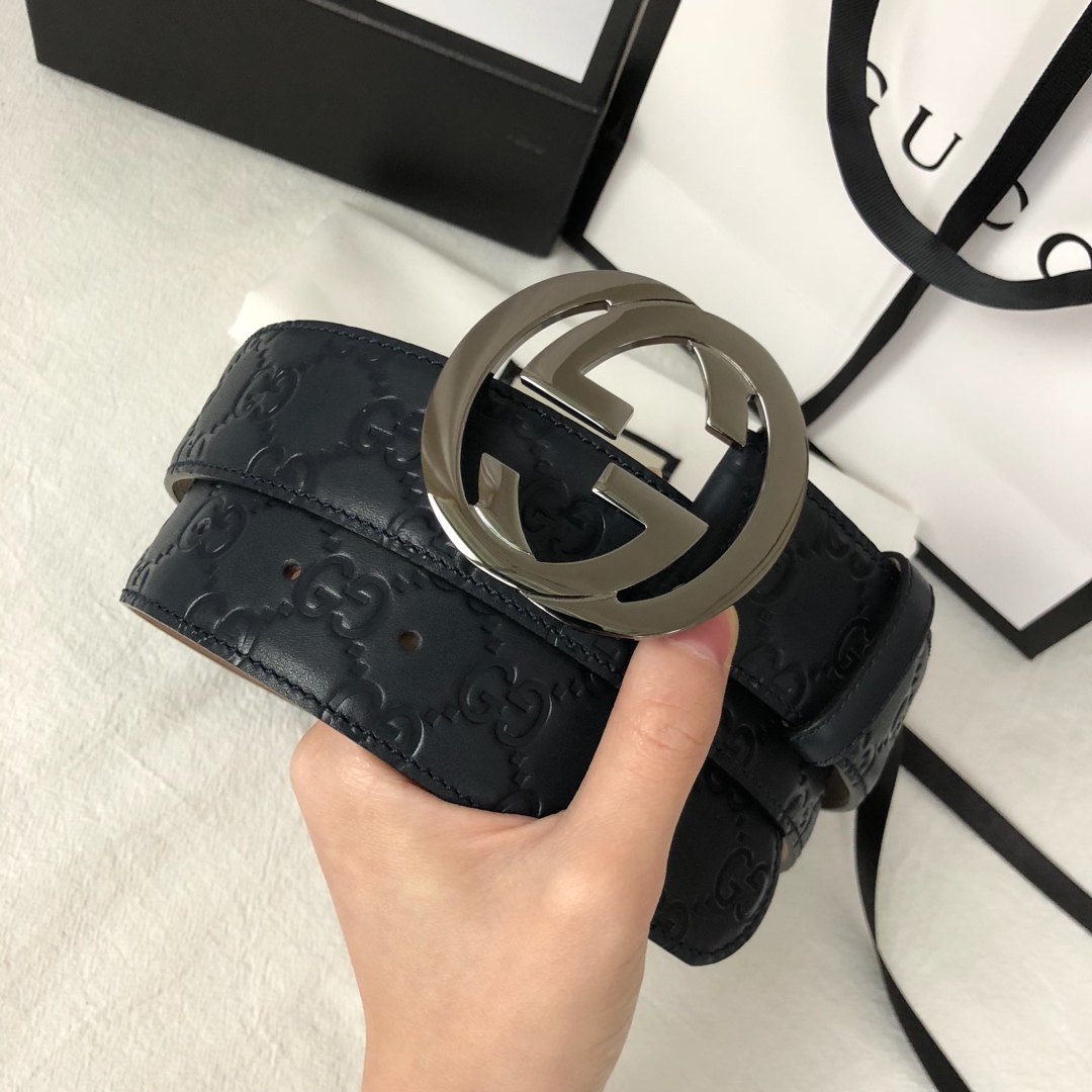 GUCCI 经典互扣式双G带扣腰带，采用热压印技术的Gucci Signature皮革精制而成，触感厚实，印花图案清晰分明，搭配钯色金属配件。品质如此可见 /