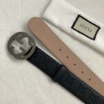GUCCI 经典互扣式双G带扣腰带，采用热压印技术的Gucci Signature皮革精制而成，触感厚实，印花图案清晰分明，搭配钯色金属配件。品质如此可见 /