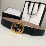 GUCCI 经典互扣式双G带扣腰带，采用热压印技术的Gucci Signature皮革精制而成，触感厚实，印花图案清晰分明，搭配钯色金属配件。品质如此可见 /