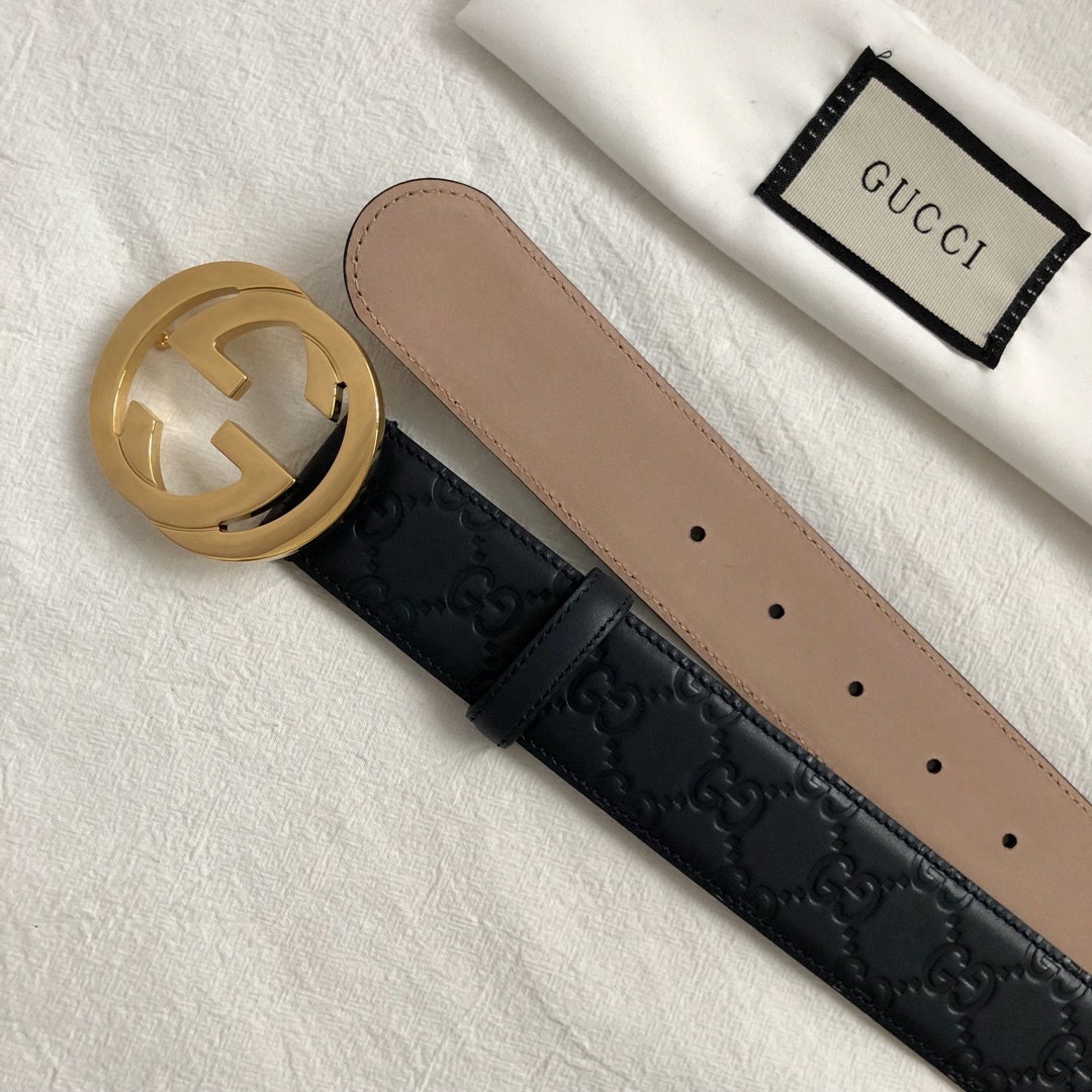 GUCCI 经典互扣式双G带扣腰带，采用热压印技术的Gucci Signature皮革精制而成，触感厚实，印花图案清晰分明，搭配钯色金属配件。品质如此可见 /