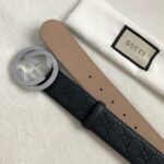 GUCCI 经典互扣式双G带扣腰带，采用热压印技术的Gucci Signature皮革精制而成，触感厚实，印花图案清晰分明，搭配钯色金属配件。品质如此可见 /