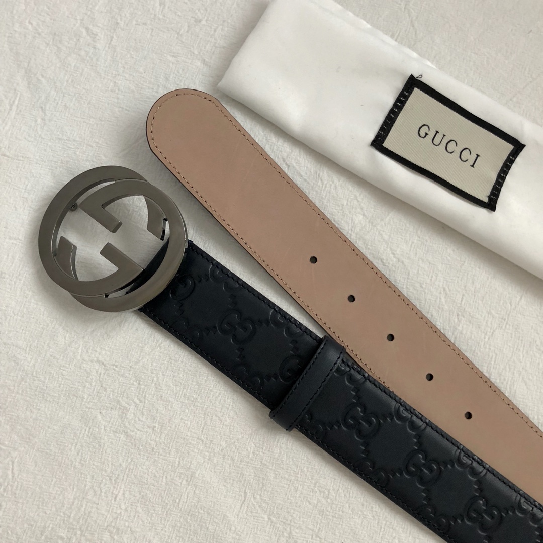 GUCCI 经典互扣式双G带扣腰带，采用热压印技术的Gucci Signature皮革精制而成，触感厚实，印花图案清晰分明，搭配钯色金属配件。品质如此可见 /