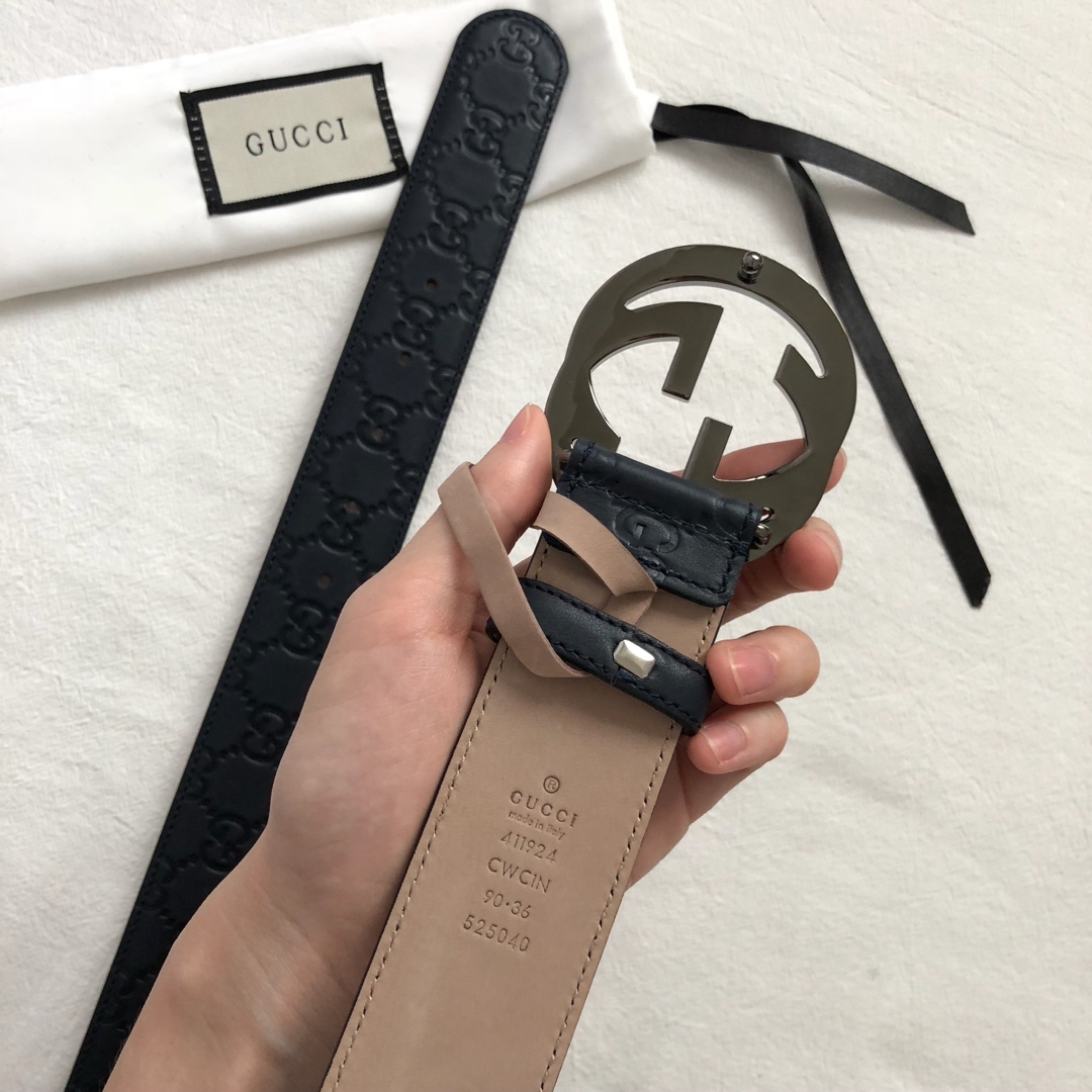 GUCCI 经典互扣式双G带扣腰带，采用热压印技术的Gucci Signature皮革精制而成，触感厚实，印花图案清晰分明，搭配钯色金属配件。品质如此可见 /