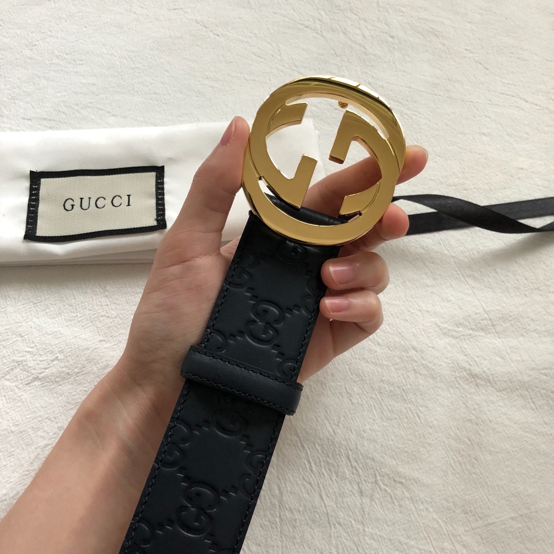 GUCCI 经典互扣式双G带扣腰带，采用热压印技术的Gucci Signature皮革精制而成，触感厚实，印花图案清晰分明，搭配钯色金属配件。品质如此可见 /