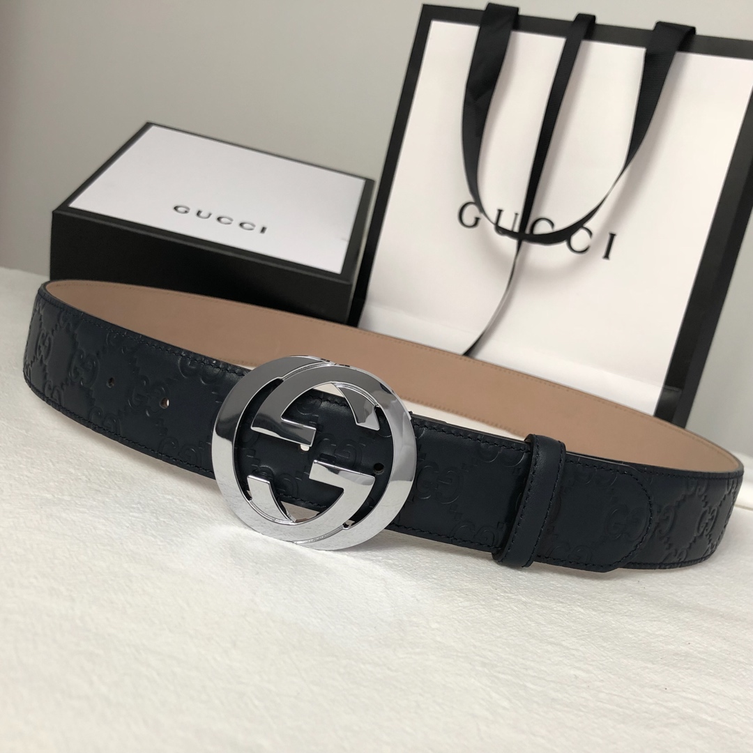 GUCCI 经典互扣式双G带扣腰带，采用热压印技术的Gucci Signature皮革精制而成，触感厚实，印花图案清晰分明，搭配钯色金属配件。品质如此可见 /