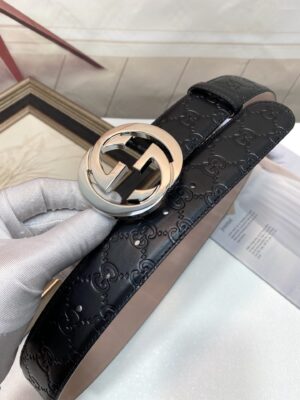 GUCCI 经典互扣式双G带扣腰带，采用热压印技术的Gucci Signature皮革精制而成，触感厚实，印花图案清晰分明，搭配钯色金属配件。品质如此可见 /