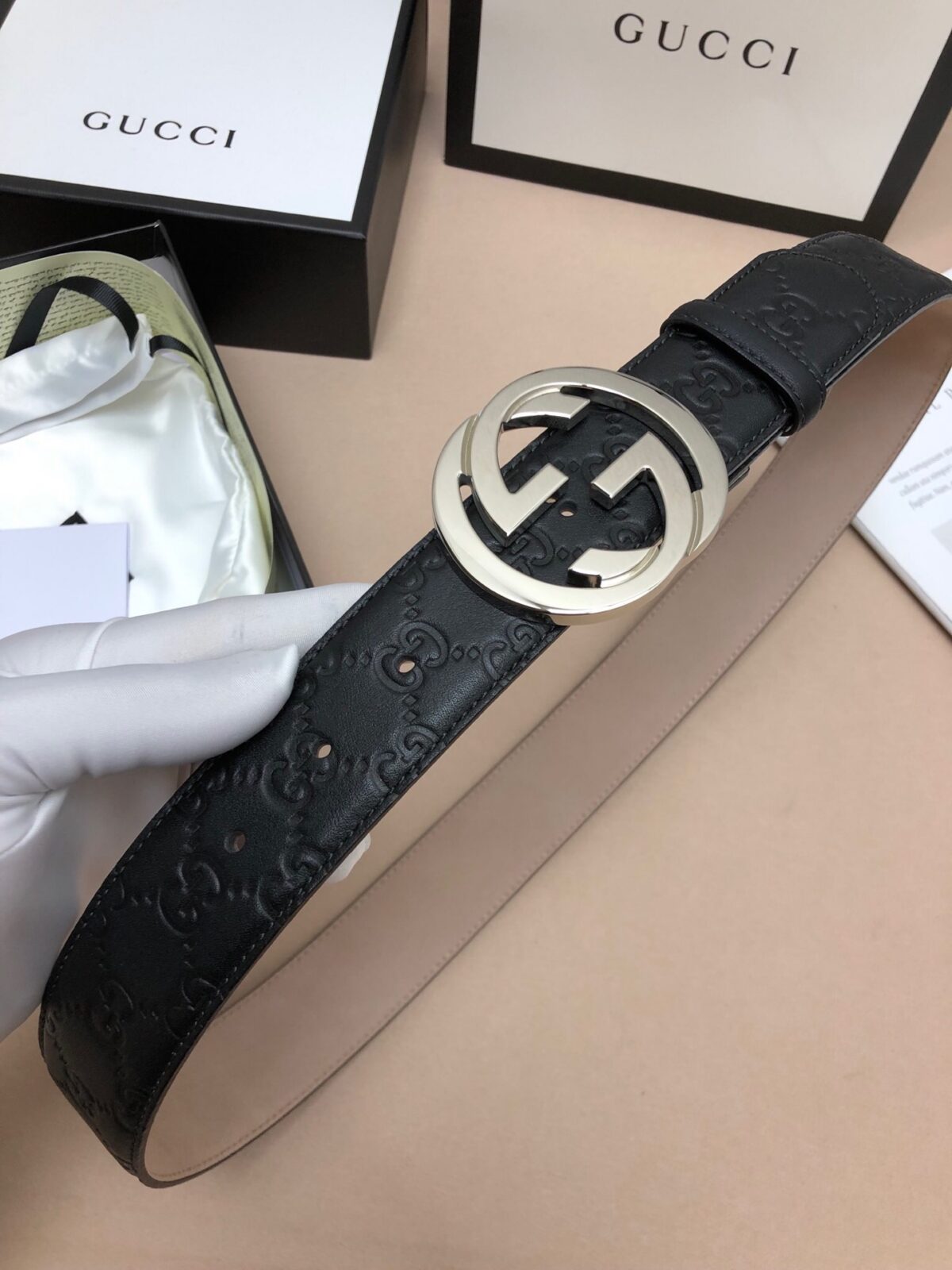 P100 ：配送专柜全套礼盒包装🎁。古驰：原单头层牛皮压G面.内衬头层牛皮磨砂底，搭配原单扣，原产皮料定制，专柜宽度 /