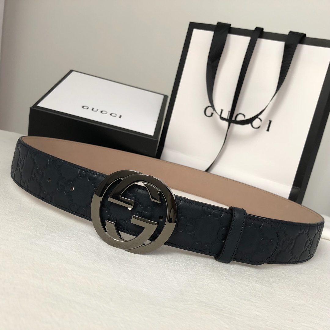 GUCCI 经典互扣式双G带扣腰带，采用热压印技术的Gucci Signature皮革精制而成，触感厚实，印花图案清晰分明，搭配钯色金属配件。品质如此可见 /