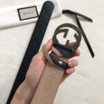 GUCCI 经典互扣式双G带扣腰带，采用热压印技术的Gucci Signature皮革精制而成，触感厚实，印花图案清晰分明，搭配钯色金属配件。品质如此可见 /