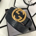 GUCCI 经典互扣式双G带扣腰带，采用热压印技术的Gucci Signature皮革精制而成，触感厚实，印花图案清晰分明，搭配钯色金属配件。品质如此可见 /