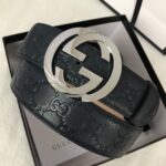 GUCCI 经典互扣式双G带扣腰带，采用热压印技术的Gucci Signature皮革精制而成，触感厚实，印花图案清晰分明，搭配钯色金属配件。品质如此可见 /