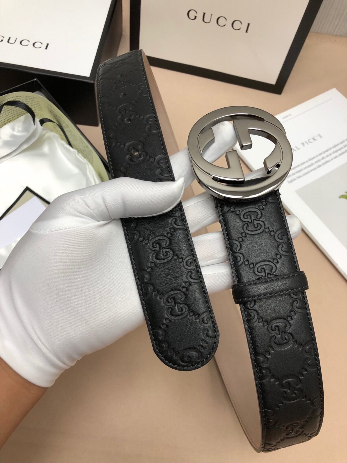 P100 ：配送专柜全套礼盒包装🎁。古驰：原单头层牛皮压G面.内衬头层牛皮磨砂底，搭配原单扣，原产皮料定制，专柜宽度 /