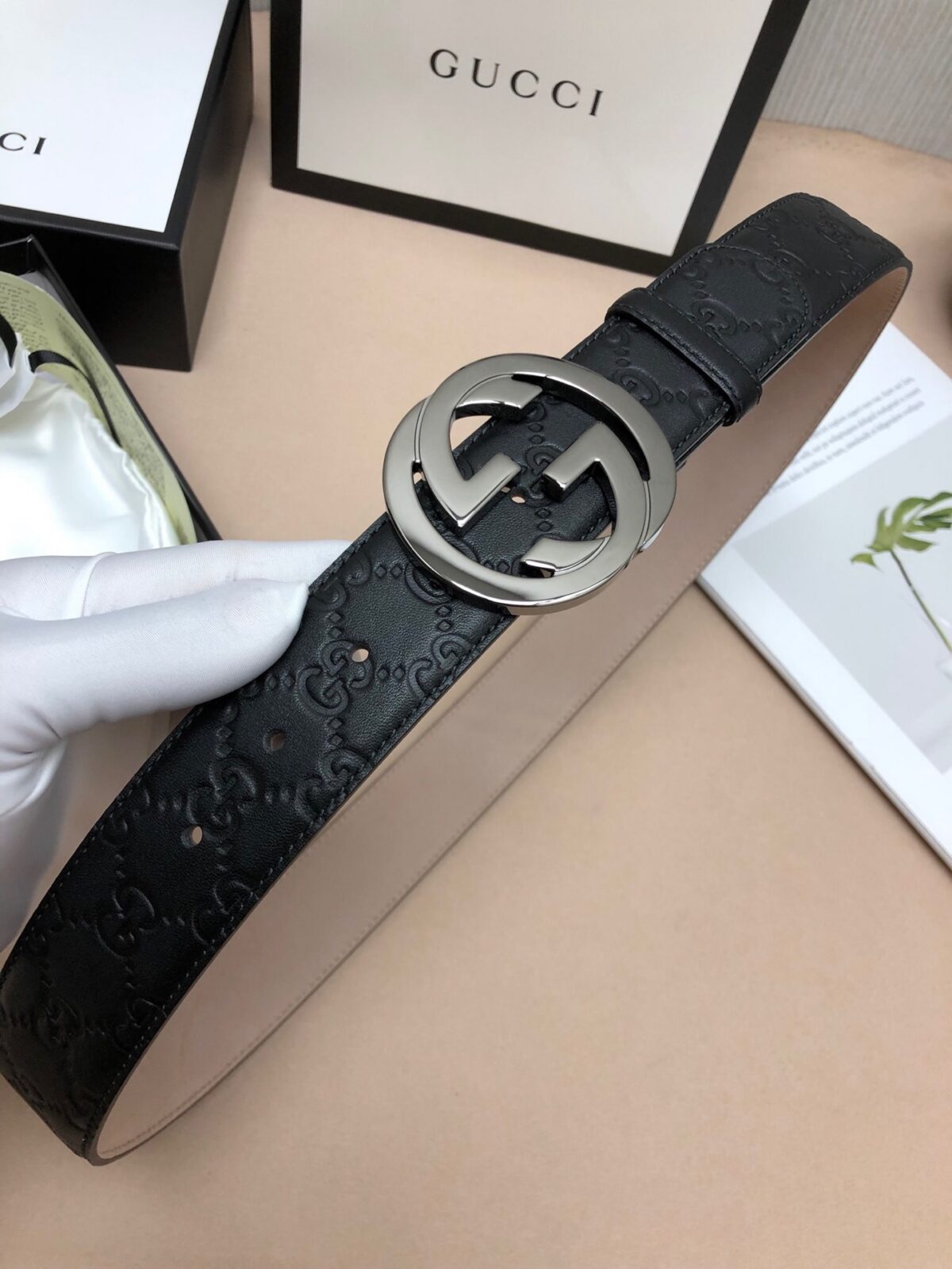 P100 ：配送专柜全套礼盒包装🎁。古驰：原单头层牛皮压G面.内衬头层牛皮磨砂底，搭配原单扣，原产皮料定制，专柜宽度 /