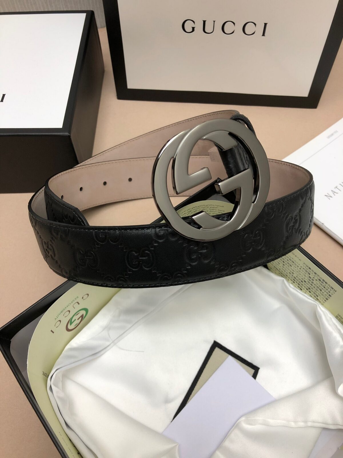 P100 ：配送专柜全套礼盒包装🎁。古驰：原单头层牛皮压G面.内衬头层牛皮磨砂底，搭配原单扣，原产皮料定制，专柜宽度 /