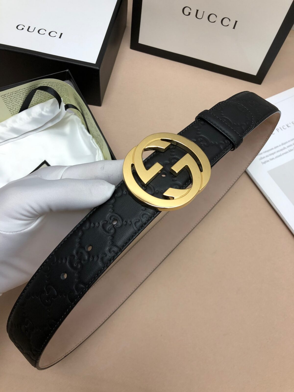 P100 ：配送专柜全套礼盒包装🎁。古驰：原单头层牛皮压G面.内衬头层牛皮磨砂底，搭配原单扣，原产皮料定制，专柜宽度 /