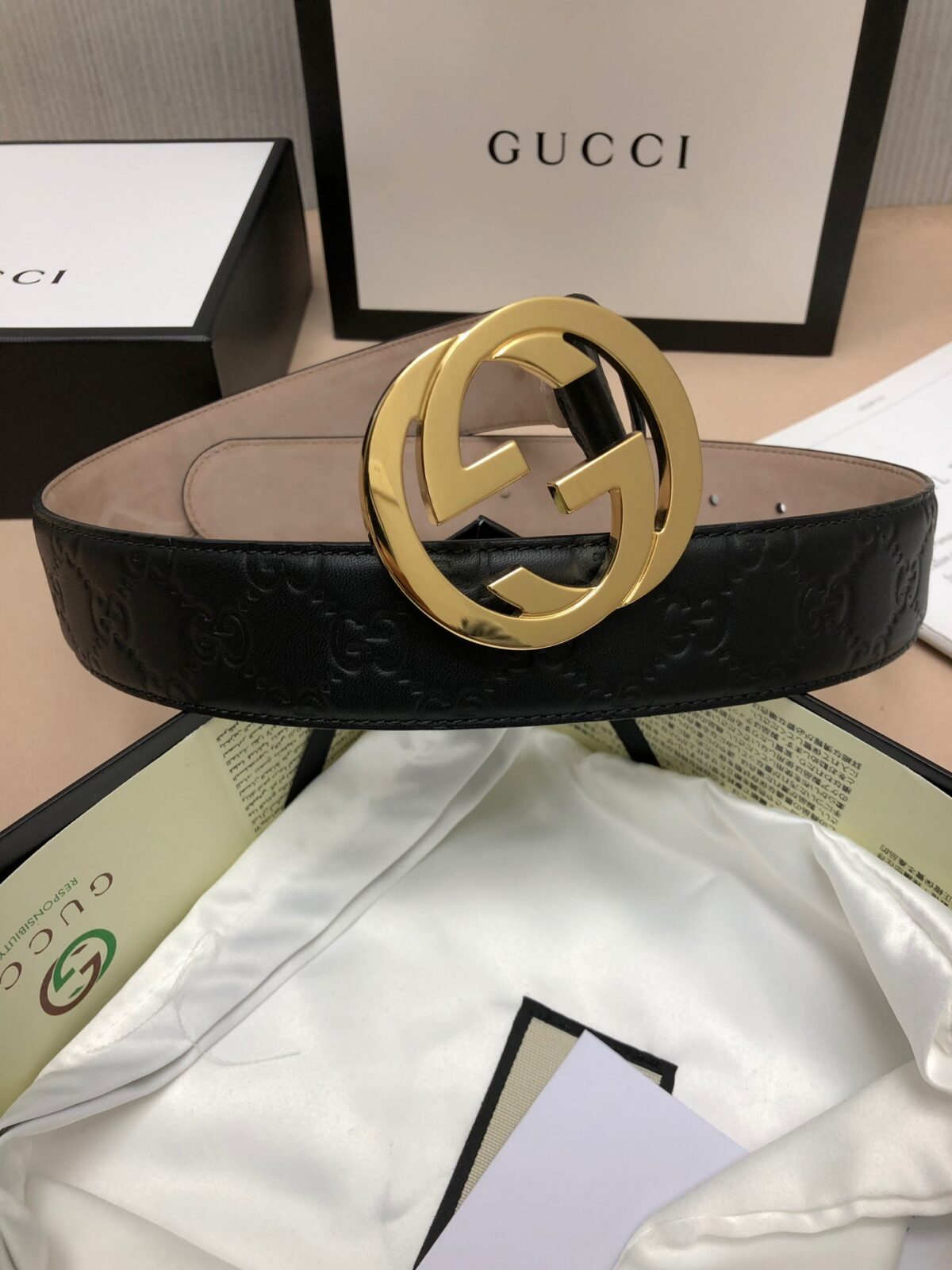 P100 ：配送专柜全套礼盒包装🎁。古驰：原单头层牛皮压G面.内衬头层牛皮磨砂底，搭配原单扣，原产皮料定制，专柜宽度 /
