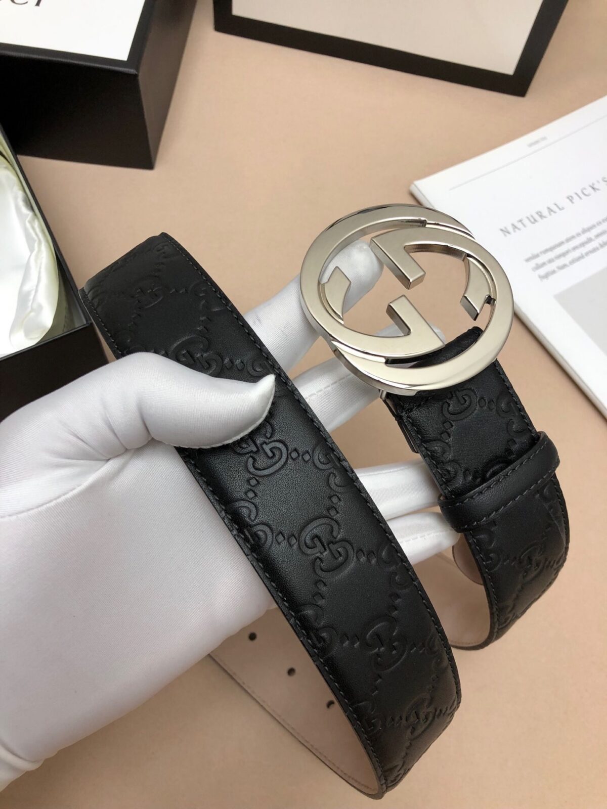 P100 ：配送专柜全套礼盒包装🎁。古驰：原单头层牛皮压G面.内衬头层牛皮磨砂底，搭配原单扣，原产皮料定制，专柜宽度 /