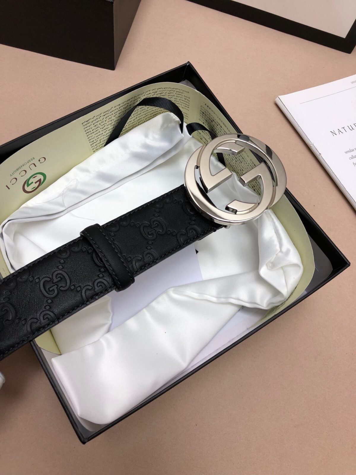 P100 ：配送专柜全套礼盒包装🎁。古驰：原单头层牛皮压G面.内衬头层牛皮磨砂底，搭配原单扣，原产皮料定制，专柜宽度 /