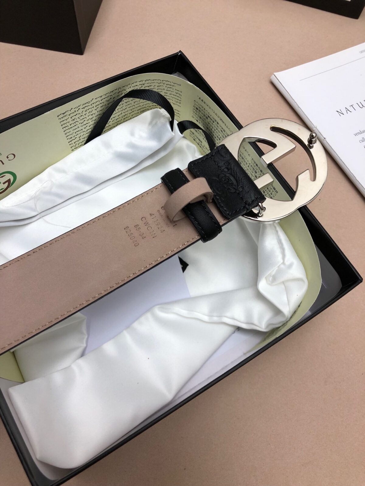 P100 ：配送专柜全套礼盒包装🎁。古驰：原单头层牛皮压G面.内衬头层牛皮磨砂底，搭配原单扣，原产皮料定制，专柜宽度 /