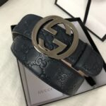 GUCCI 经典互扣式双G带扣腰带，采用热压印技术的Gucci Signature皮革精制而成，触感厚实，印花图案清晰分明，搭配钯色金属配件。品质如此可见 /