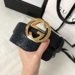GUCCI 经典互扣式双G带扣腰带，采用热压印技术的Gucci Signature皮革精制而成，触感厚实，印花图案清晰分明，搭配钯色金属配件。品质如此可见 /