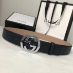 GUCCI 经典互扣式双G带扣腰带，采用热压印技术的Gucci Signature皮革精制而成，触感厚实，印花图案清晰分明，搭配钯色金属配件。品质如此可见 /