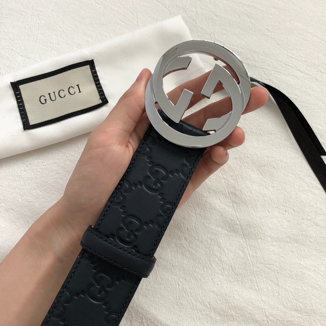 GUCCI 经典互扣式双G带扣腰带，采用热压印技术的Gucci Signature皮革精制而成，触感厚实，印花图案清晰分明，搭配钯色金属配件。品质如此可见 /