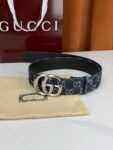GUCCI 4.0cm宽度老花帆布腰带，深蓝底色织满GG经典提花，反面黑色光面皮革双面从容。立体双G金属扣精致雕琢，金银枪黑多色可选，酒红礼盒缎带精装