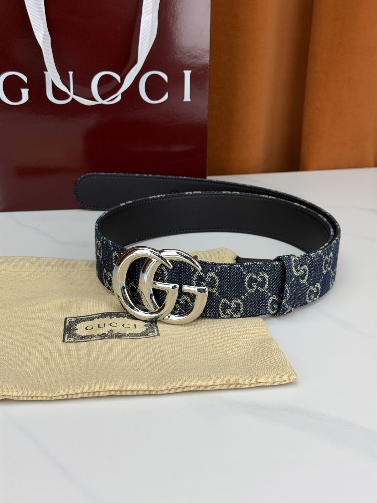 GUCCI 4.0cm宽度老花帆布腰带，深蓝底色织满GG经典提花，反面黑色光面皮革双面从容。立体双G金属扣精致雕琢，金银枪黑多色可选，酒红礼盒缎带精装