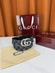 GUCCI 4.0cm宽度老花帆布腰带，深蓝底色织满GG经典提花，反面黑色光面皮革双面从容。立体双G金属扣精致雕琢，金银枪黑多色可选，酒红礼盒缎带精装