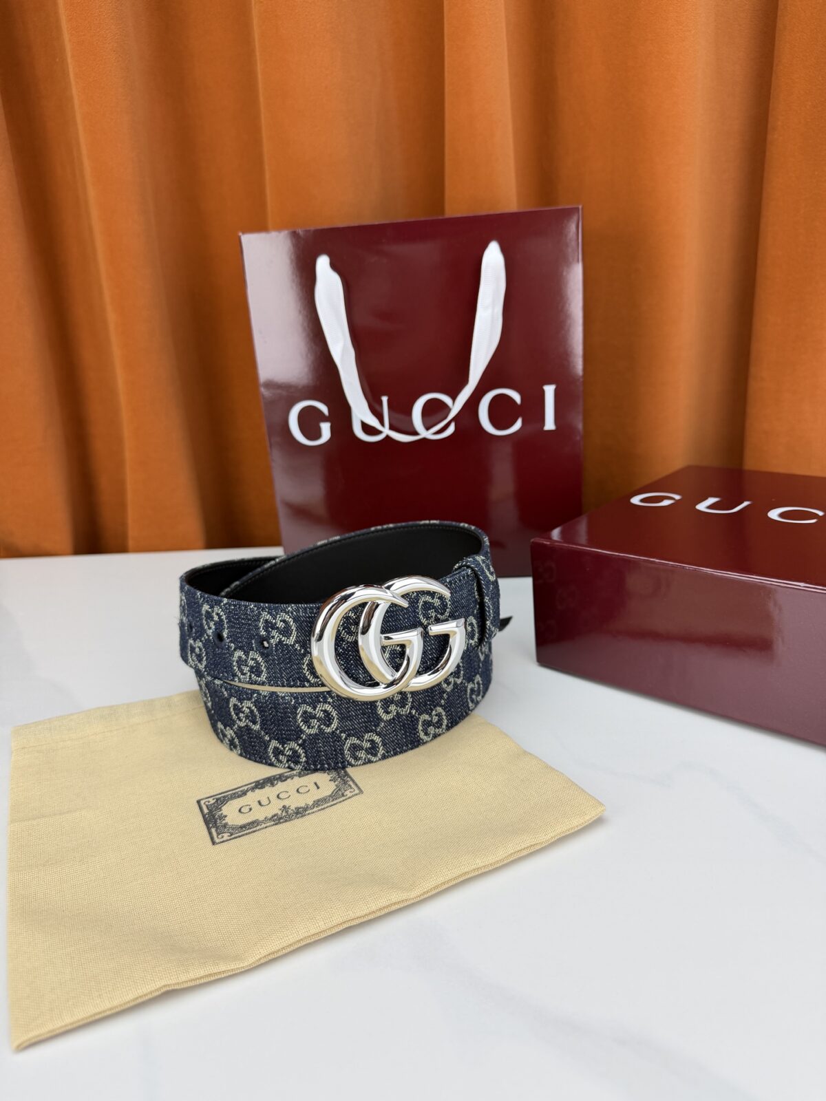 GUCCI 4.0cm宽度老花帆布腰带，深蓝底色织满GG经典提花，反面黑色光面皮革双面从容。立体双G金属扣精致雕琢，金银枪黑多色可选，酒红礼盒缎带精装