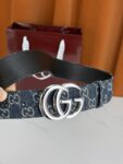 GUCCI 4.0cm宽度老花帆布腰带，深蓝底色织满GG经典提花，反面黑色光面皮革双面从容。立体双G金属扣精致雕琢，金银枪黑多色可选，酒红礼盒缎带精装
