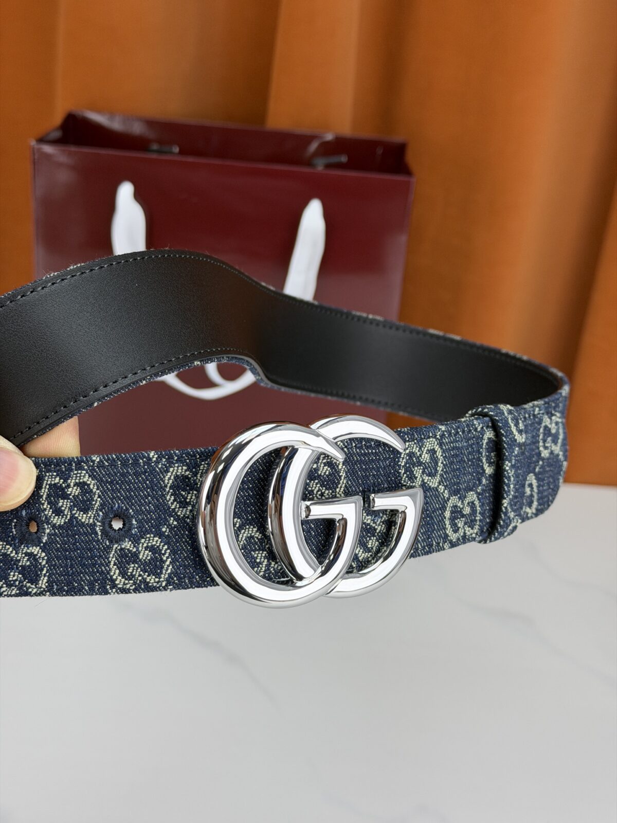 GUCCI 4.0cm宽度老花帆布腰带，深蓝底色织满GG经典提花，反面黑色光面皮革双面从容。立体双G金属扣精致雕琢，金银枪黑多色可选，酒红礼盒缎带精装