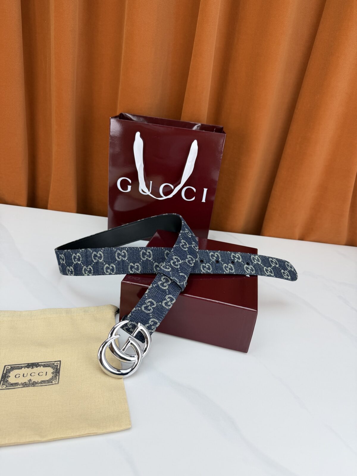 GUCCI 4.0cm宽度老花帆布腰带，深蓝底色织满GG经典提花，反面黑色光面皮革双面从容。立体双G金属扣精致雕琢，金银枪黑多色可选，酒红礼盒缎带精装