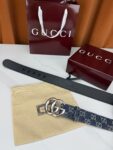 GUCCI 4.0cm宽度老花帆布腰带，深蓝底色织满GG经典提花，反面黑色光面皮革双面从容。立体双G金属扣精致雕琢，金银枪黑多色可选，酒红礼盒缎带精装