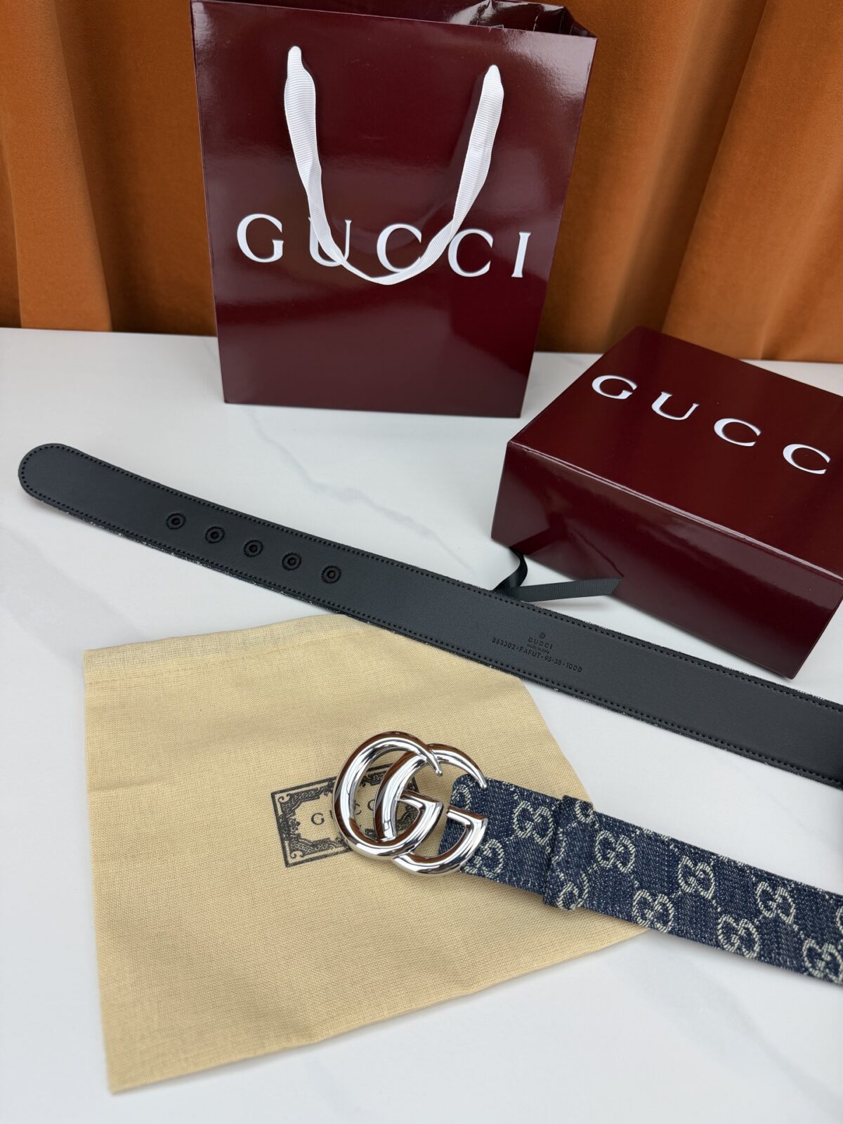 GUCCI 4.0cm宽度老花帆布腰带，深蓝底色织满GG经典提花，反面黑色光面皮革双面从容。立体双G金属扣精致雕琢，金银枪黑多色可选，酒红礼盒缎带精装