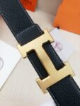 P100 ：配全套包装盒 爱马仕  实景拍摄 高端品质 采用双面头层牛皮荔枝纹，搭配原单五金纯钢扣头，完美的车线、油边，顶级做工， 精美的设计，华丽的外观 休闲百搭。 /