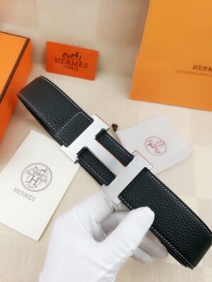 P100 ：配全套包装盒 爱马仕  实景拍摄 高端品质 采用双面头层牛皮荔枝纹，搭配原单五金纯钢扣头，完美的车线、油边，顶级做工， 精美的设计，华丽的外观 休闲百搭。 /