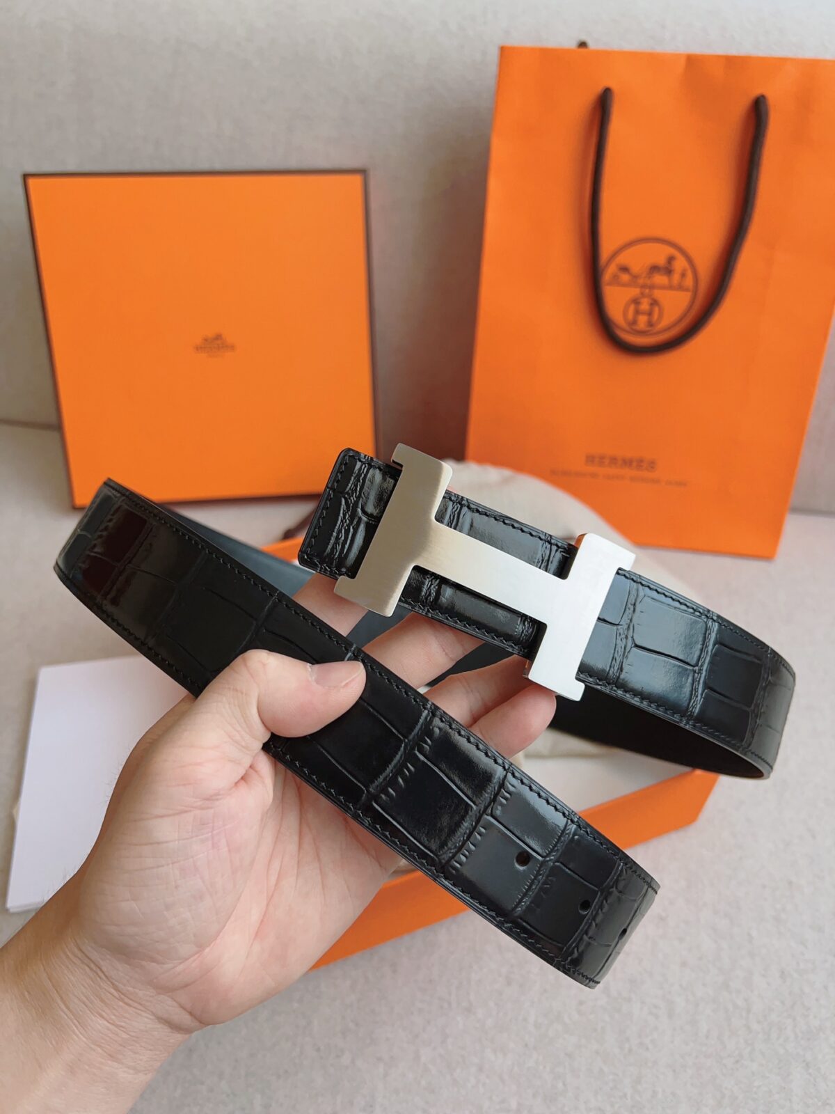 HERMES）Constance 皮带扣 & 双面皮腰带38毫米。 采用epsom原版小牛皮，搭配精品纯钢扣五金。立体的结构设计，打造优雅轮廓；卓尔不凡，精致优雅！