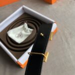 Hermes爱马仕H焊点拉丝金色/钯扣，进口togo皮小牛皮内衬，欣赏享用完美的设计和优质的皮料精细工艺，不容错过的产品。3.2cm，3.8cm