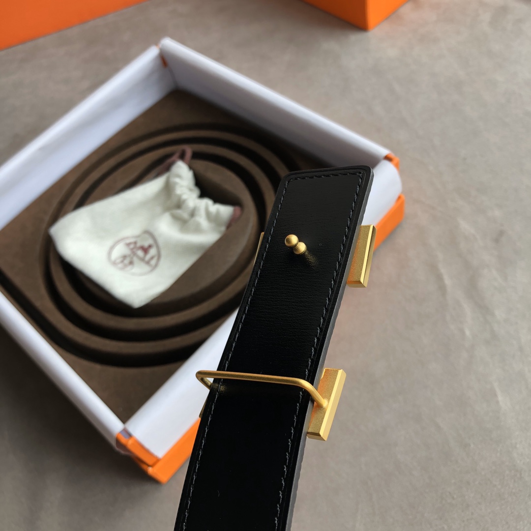 Hermes爱马仕H焊点拉丝金色/钯扣，进口togo皮小牛皮内衬，欣赏享用完美的设计和优质的皮料精细工艺，不容错过的产品。3.2cm，3.8cm