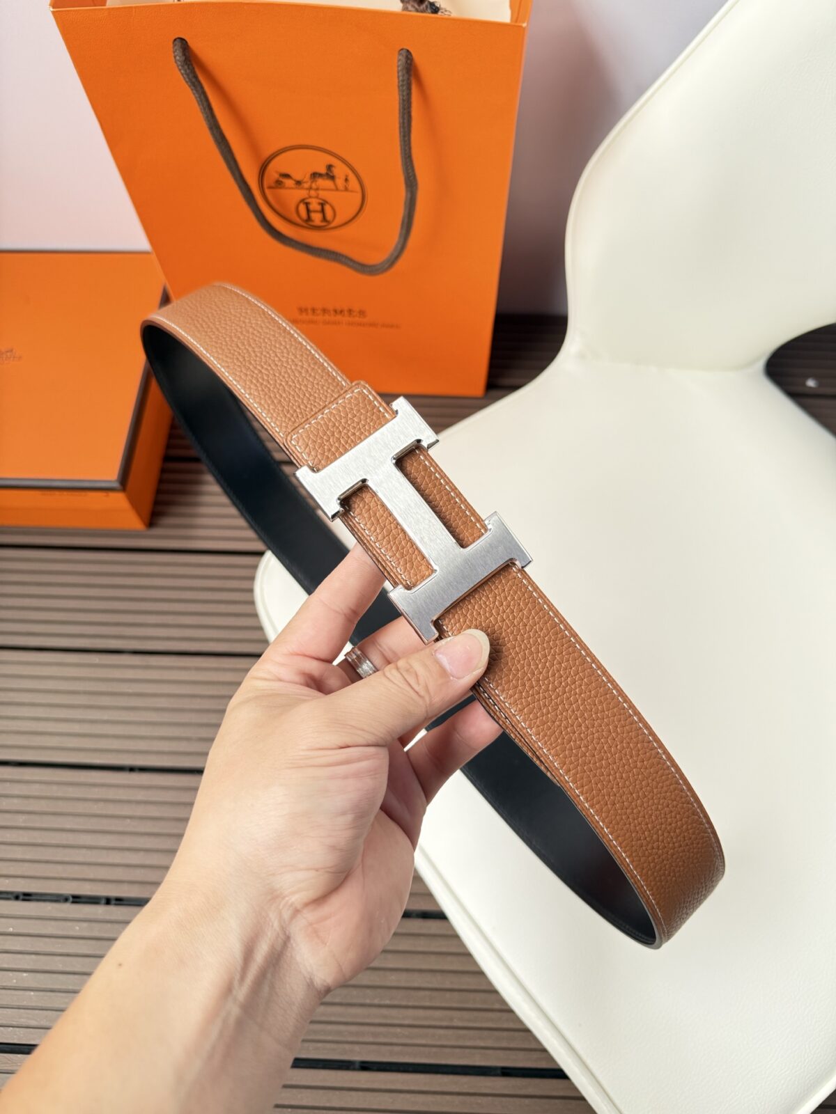 weigou_261163_0_5a13e78882 P120 爱马仕(Hermès)男款腰带以其精湛的工艺、高品质的材料和经典的设计而备受推崇,是男士时尚配饰中的顶级选择。最具标志性的设计是带有“H”标志的扣头,简约大气且极具辨识度,适合商务和休闲场合。不仅是实用的配饰,更是身份与品味的象征。无论是商务场合还是休闲穿搭,都能为整体造型增添高级感和精致感。