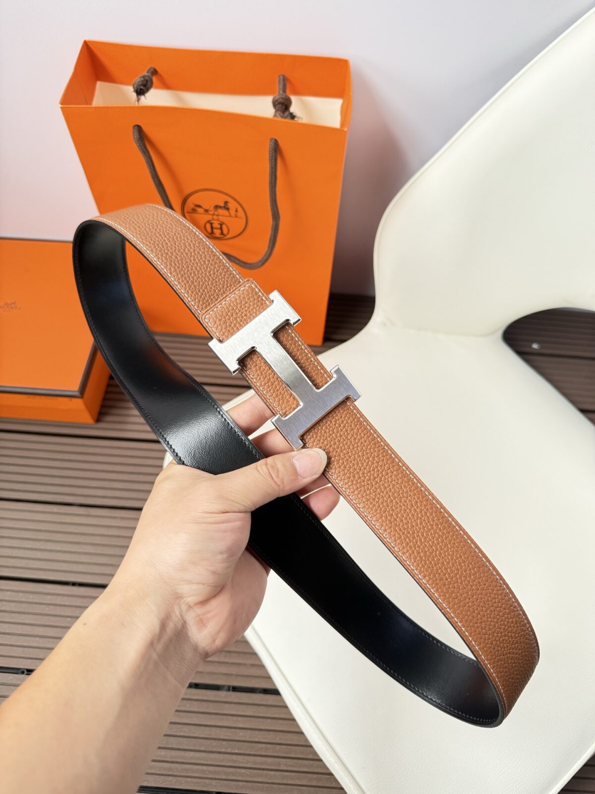 weigou_261163_1_799e1c9ad3 P120 爱马仕(Hermès)男款腰带以其精湛的工艺、高品质的材料和经典的设计而备受推崇,是男士时尚配饰中的顶级选择。最具标志性的设计是带有“H”标志的扣头,简约大气且极具辨识度,适合商务和休闲场合。不仅是实用的配饰,更是身份与品味的象征。无论是商务场合还是休闲穿搭,都能为整体造型增添高级感和精致感。