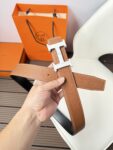 weigou_261163_2_0e5b2f4bce P120 爱马仕(Hermès)男款腰带以其精湛的工艺、高品质的材料和经典的设计而备受推崇,是男士时尚配饰中的顶级选择。最具标志性的设计是带有“H”标志的扣头,简约大气且极具辨识度,适合商务和休闲场合。不仅是实用的配饰,更是身份与品味的象征。无论是商务场合还是休闲穿搭,都能为整体造型增添高级感和精致感。